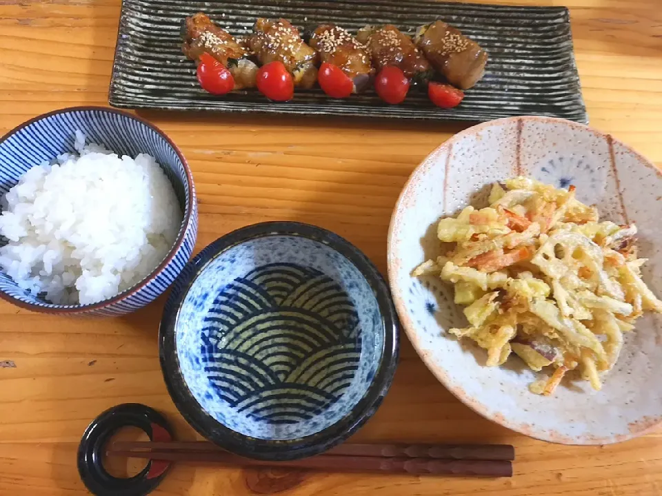 今夜は「かき揚げ」
牛蒡、人参、蓮根、薩摩芋にカニカマ。

こんにゃく、大葉チェダーチーズ
巻きの甘辛タレ焼き。

朝に炊いた土鍋ご飯🍚チンです^_^|みきやんさん