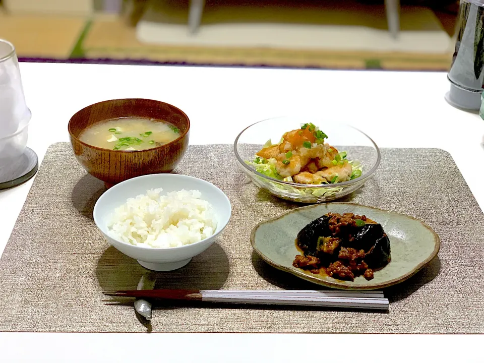 ばんごはん。麻婆茄子、ささみのおろしポン酢、お味噌汁。おかず少なめでした。|yukiさん