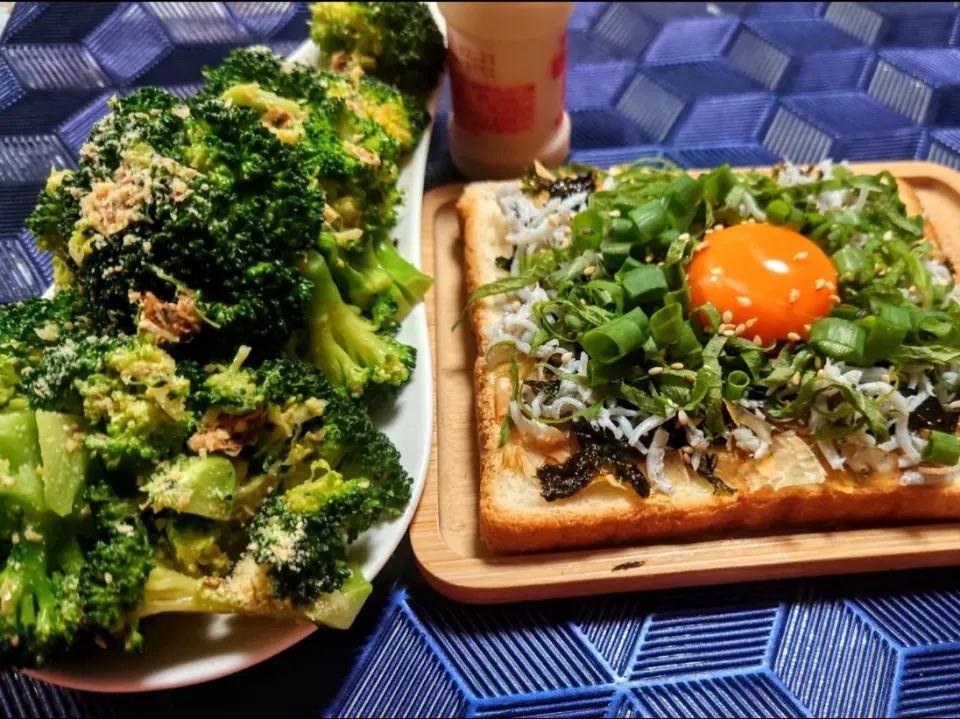 海街しらすトースト 
至高のブロサラ🥦|マギーさん