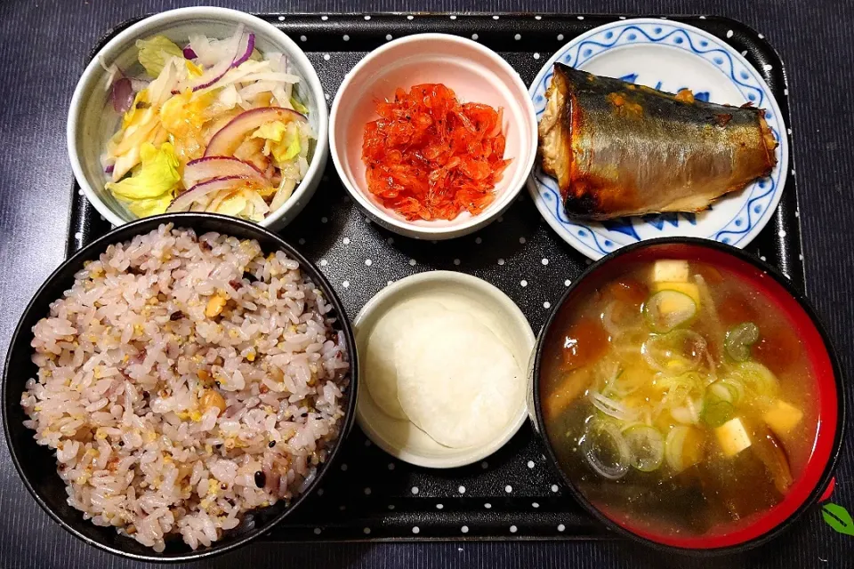 今日の朝ごはん（十六穀ごはんにさば西京漬、えび佃煮、たまねぎサラダ、大粒なめこ汁、東京沢庵（べったら漬））|Mars＠釜飯作り研究中さん