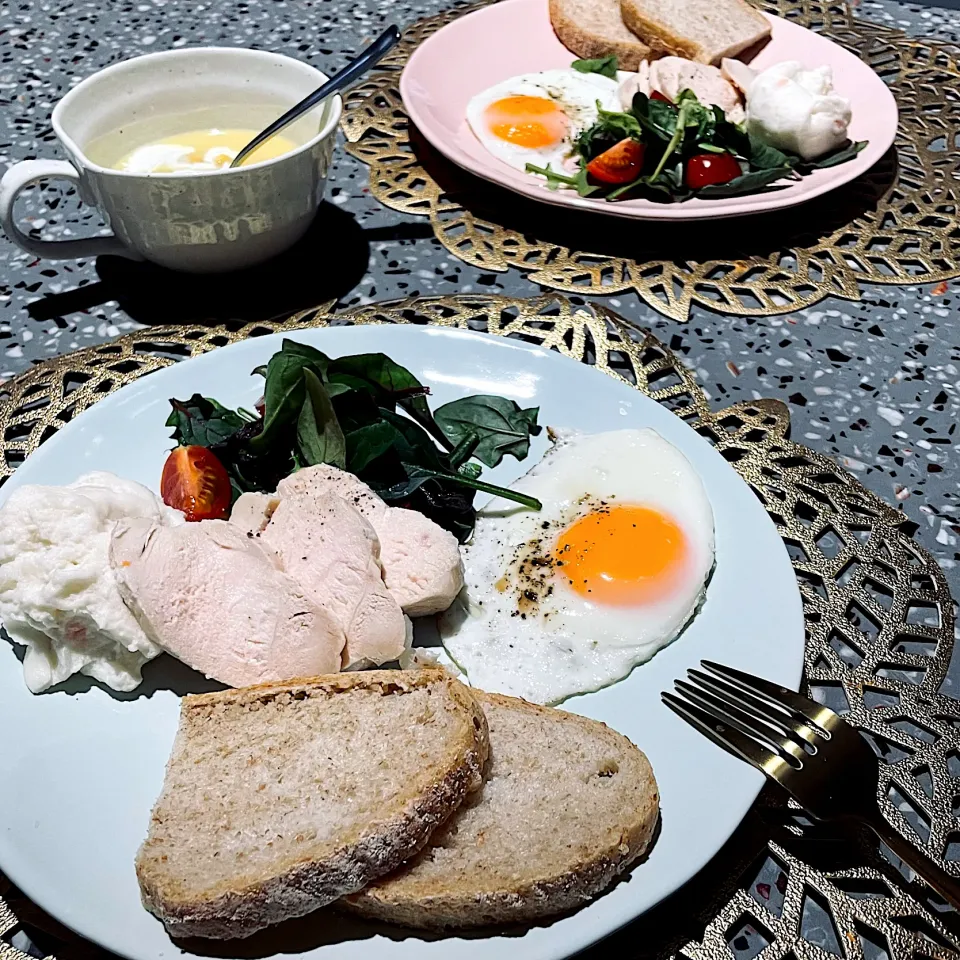 昨日作ったパンで朝食🍽|AKUBI*:ஐ(●˘͈ ᵕ˘͈)さん