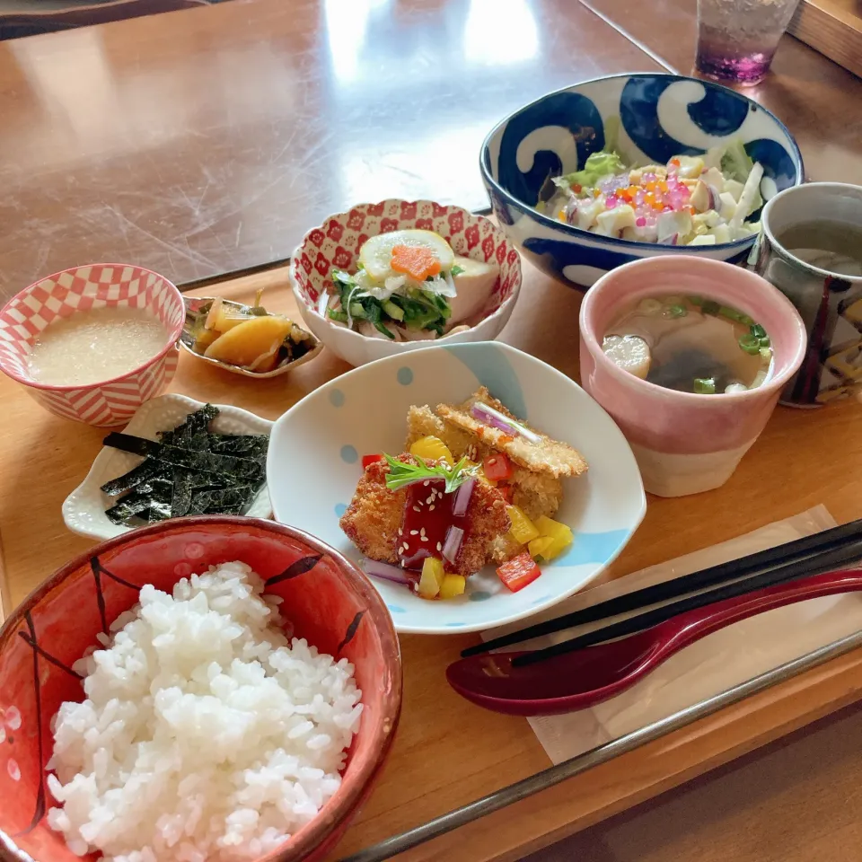 Snapdishの料理写真:鯛の焼き霜と豆腐のレモン塩ダレ　　　　鶏肉と大根のコチュジャンみそカツ　　　さつま芋とじゃが芋のシーザーサラダ|ちゃみこさん