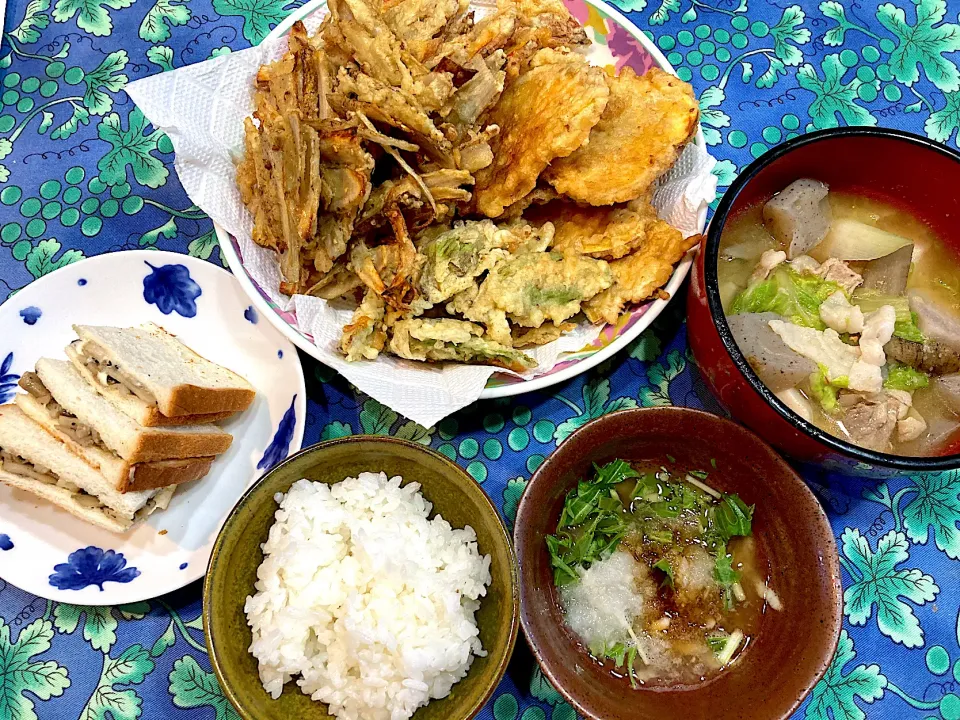 安納芋とゴボウとふきのとうの天麩羅💚豚汁💚蓮根きんぴらサンドイッチ💚ご飯|さくたえさん