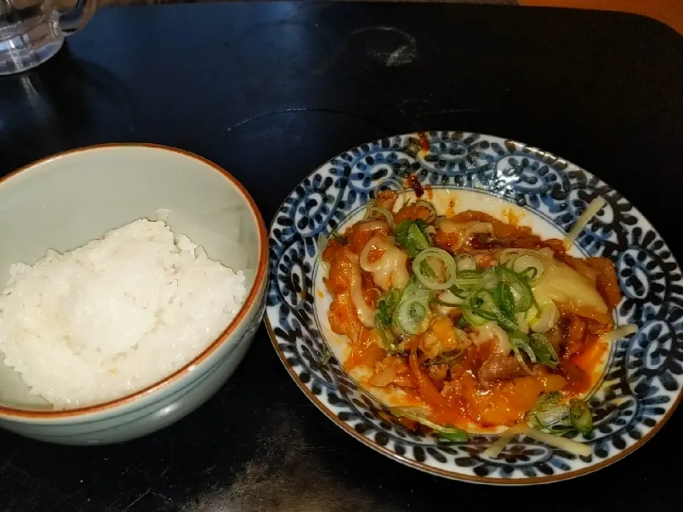 夜勤明けのし餅余りをトッポキに見立てキムチと豚小間肉でキムチ炒め〜チーズドッグ|Tarou  Masayukiさん