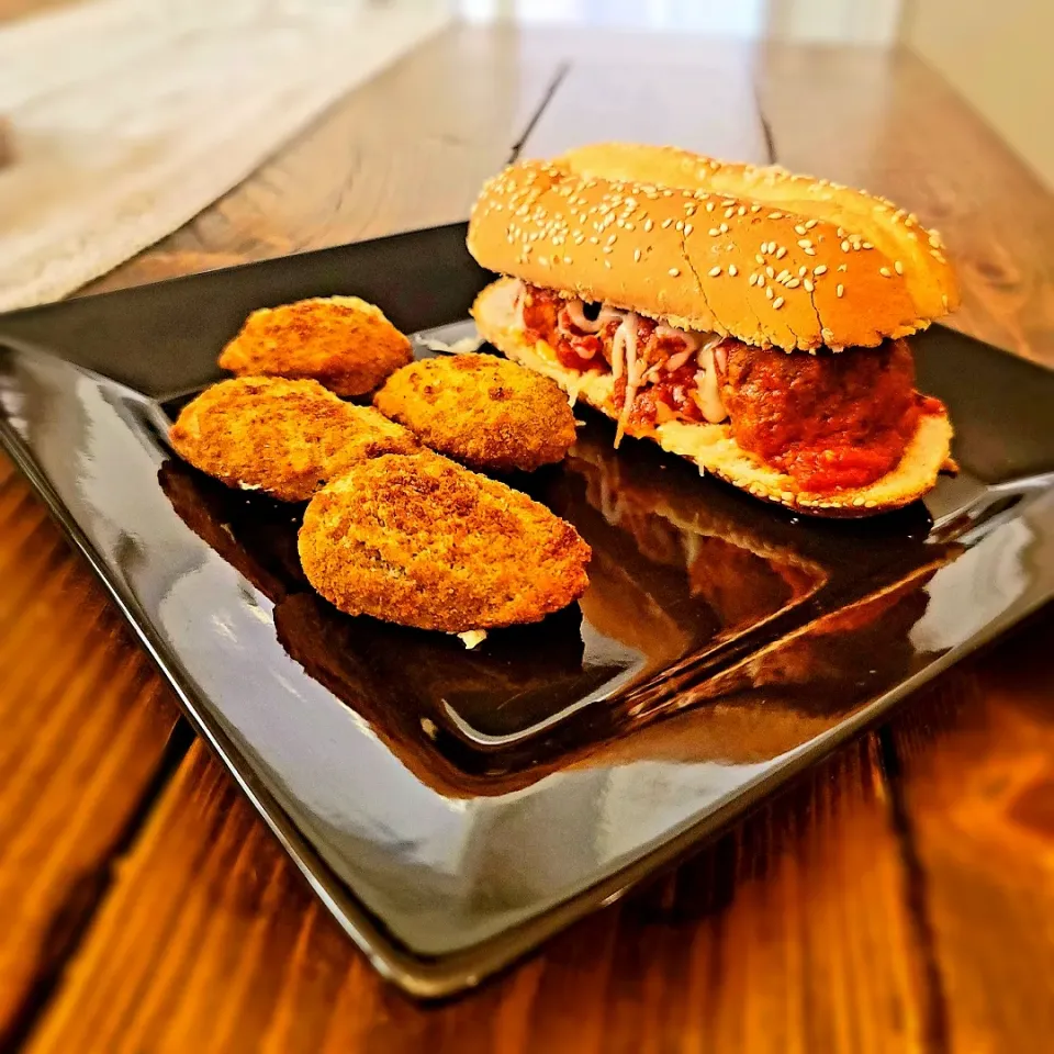 Snapdishの料理写真:Homemade meatball subs and jalapeno poppers|Travis Stoneさん