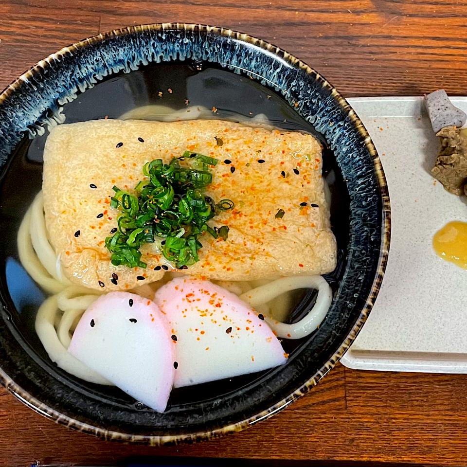 きつねうどんと、オリーブ牛のおでん［手打ちうどん つばめ］