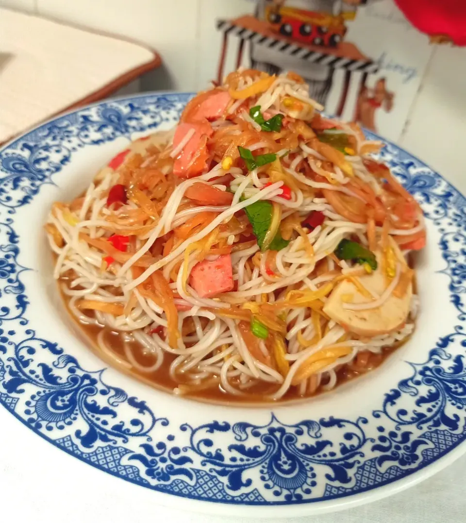 Spicy Papaya Salad w/ Thin Rice Noodles, Fermented Fish & Garlic + Pepper Pork Sausages (Tum Sua) 🌶️🥗🌶️😋|An'leeさん