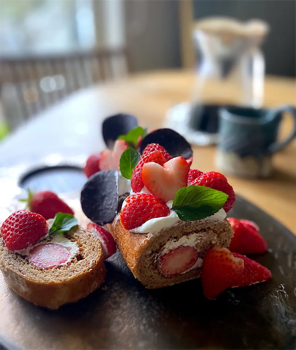 Snapdishの料理写真:バレンタインにロールケーキ🍓|shakuyaku33443344さん