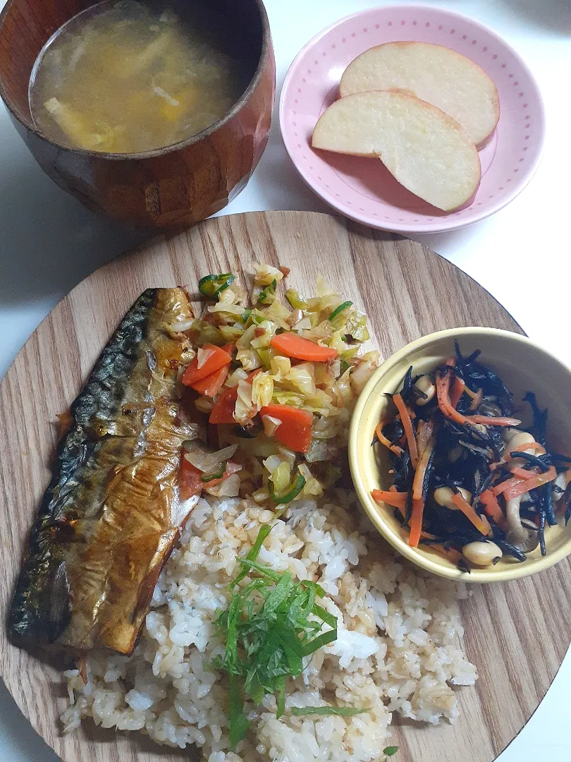 ☆夕飯☆鯖、ｵｶｶ和え、ひじき煮物、シラスとゴマ大葉ごはん、南瓜の味噌汁、林檎|ｼｮｺﾗさん