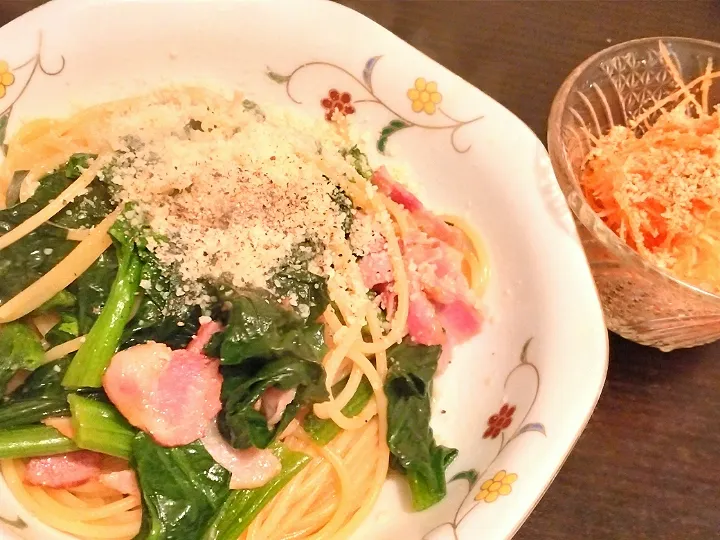 Snapdishの料理写真:ほうれん草とベーコンのパスタ
人参のサラダ|奥海さん