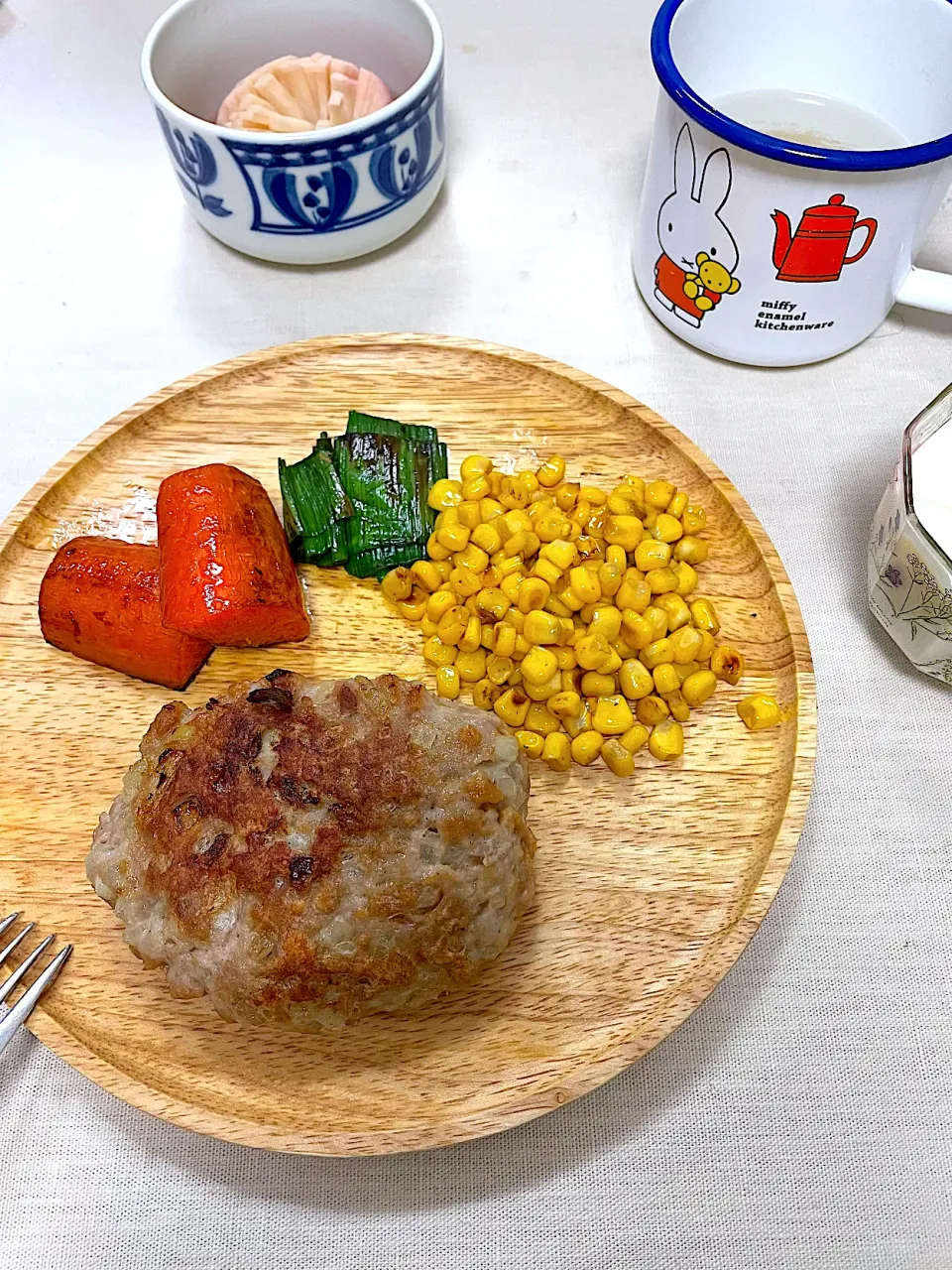 大豆のハンバーグとにんじんリーキ🥕とうもろこしに納豆ごはん。エェーい、大豆のヨーグルトもつけちゃえ(o_o)ゆうはん。|ぽんぽこまめだ。さん