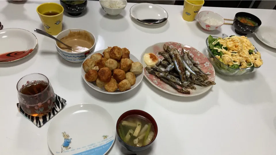 Snapdishの料理写真:作り置きで晩御飯☆おからチキンボール☆ししゃも☆ブロッコリーとレタスのミモザサラダ☆みそ汁（小松菜・人参・しめじ・揚げ）|Saharaさん