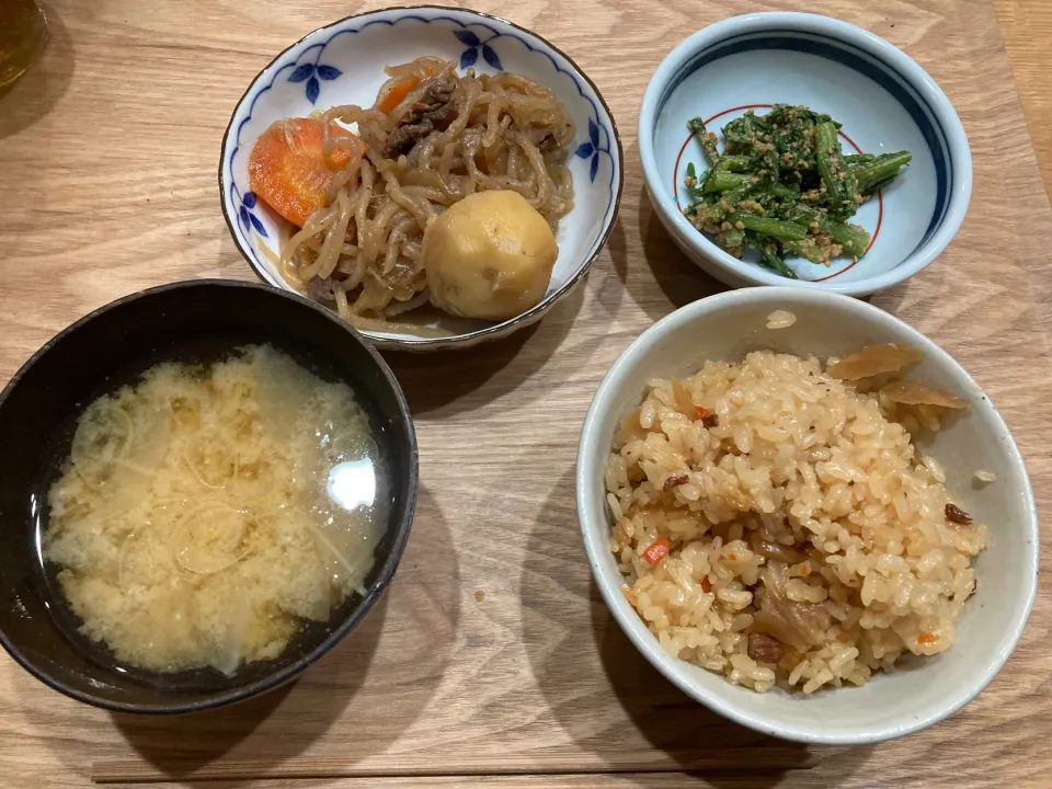 肉じゃが　春菊の胡麻和え　大根の味噌汁　炊き込みご飯|ばうちゃんさん