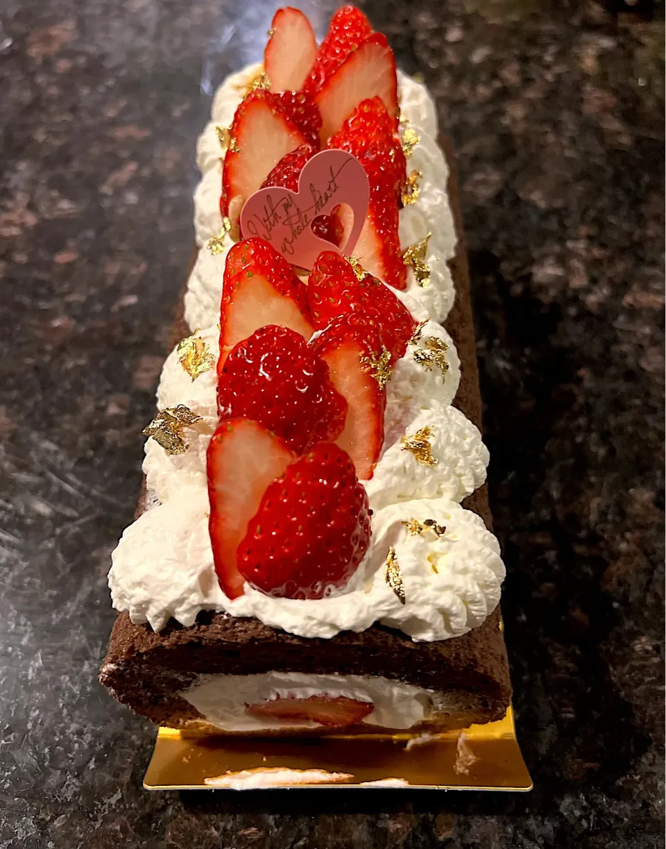 ムスメとロールケーキ🍰。初めて作ったょ🍓四苦八苦でした|💍ごはん🍚さん