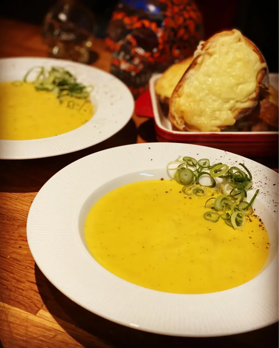 #lovemakingsoup
Freshly making Carrot 🥕 and Cauliflower cream soup today 
Will make some garlic bread  with cheese to go with later 
#freshsoup #homemade 
#che|Emanuel Hayashiさん