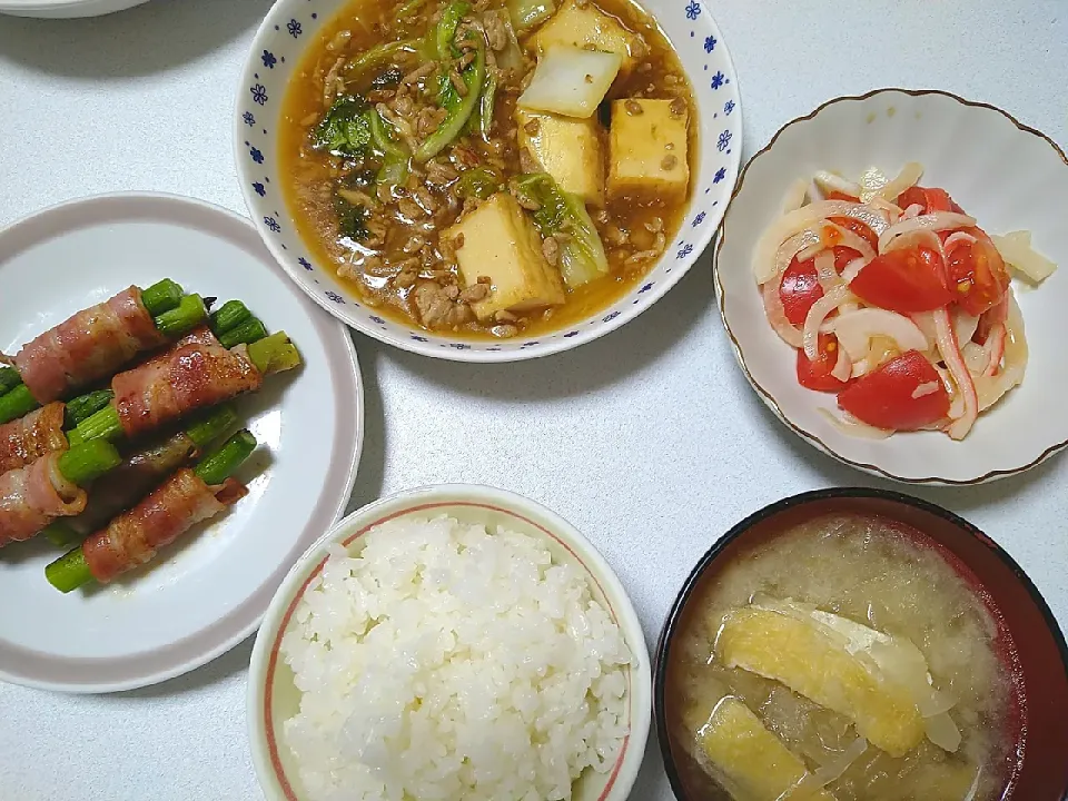 ．＊🥂今日の晩ごはん🍴＊．

・厚揚げと白菜のあんかけ
・アスパラベーコン巻き
・トマトと玉ねぎのサラダ
・大根と油揚げの味噌汁|りおさん