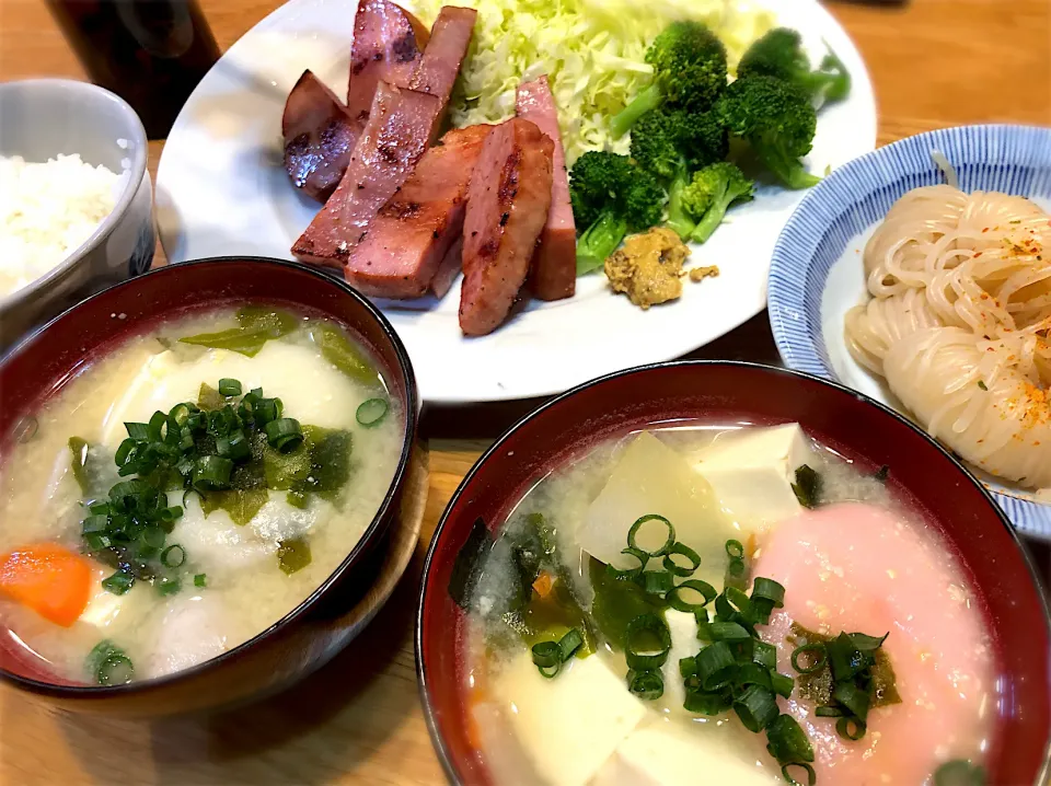 餅入り具沢山味噌汁がメインの晩ご飯|じゅんさんさん