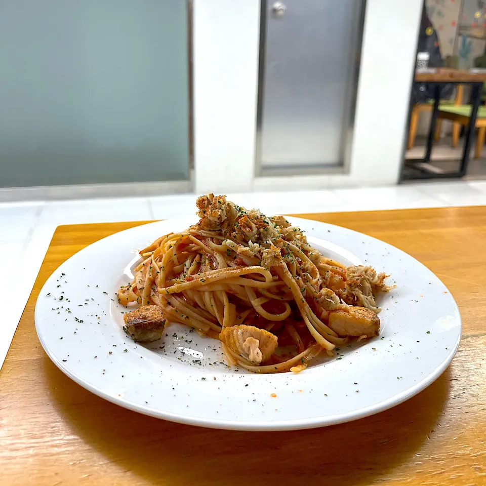 Linguine in tomato and cheese cream sauce with wildcaught crabmeat and salmon cubes|skyblueさん