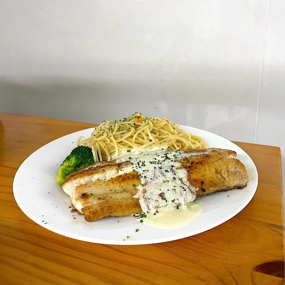 Pan fried New Zealand blue hake creamy white wine butter sauce spaghetti in Garlic olive oil|skyblueさん