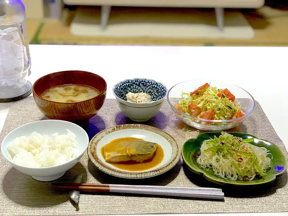 ばんごはん。鯖味噌煮、春雨のナンプラー仕立て、小松菜の白和え、なめこのお味噌汁。|yukiさん