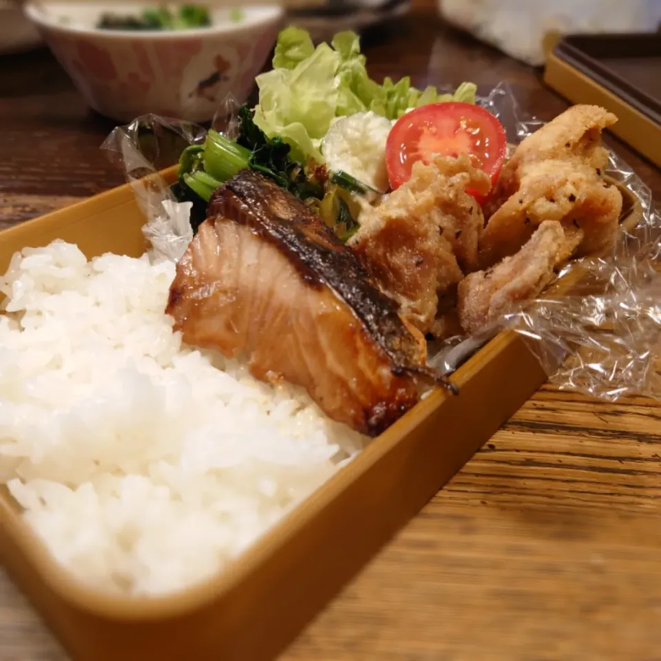 フライドチキンと稚鰤の照り焼き弁当(*^^*)|しーPaPaさん