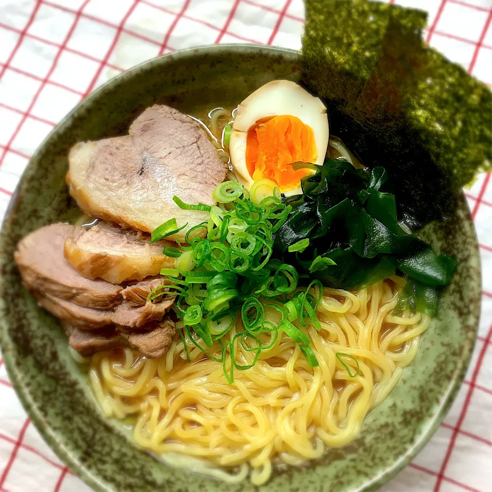 Snapdishの料理写真:手作りチャーシューの塩ラーメン|chicaocafeさん