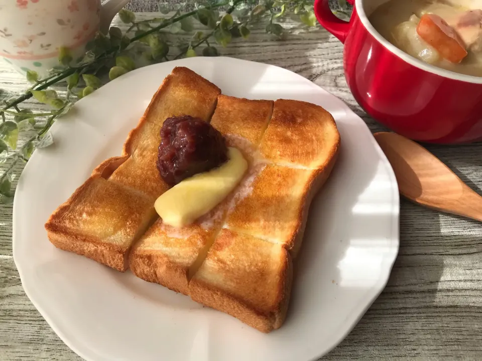 Snapdishの料理写真:あんバタートーストと3日目のシチュー|まなまな♡さん