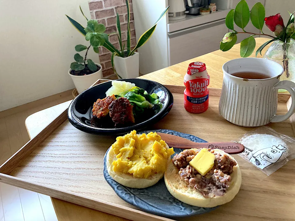 スイートポテトと黒豆発酵あんこ載っけたイングリッシュマフィンオープンサンド❤️牛蒡入りつみれのサラダとヤクルト、蕎麦茶と、頂き物の胡桃クッキー❤️|さくたえさん