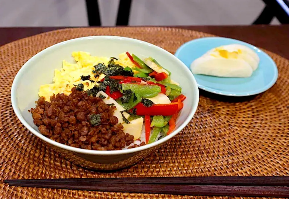 ニクベジそぼろ 3色丼|ブンタさん