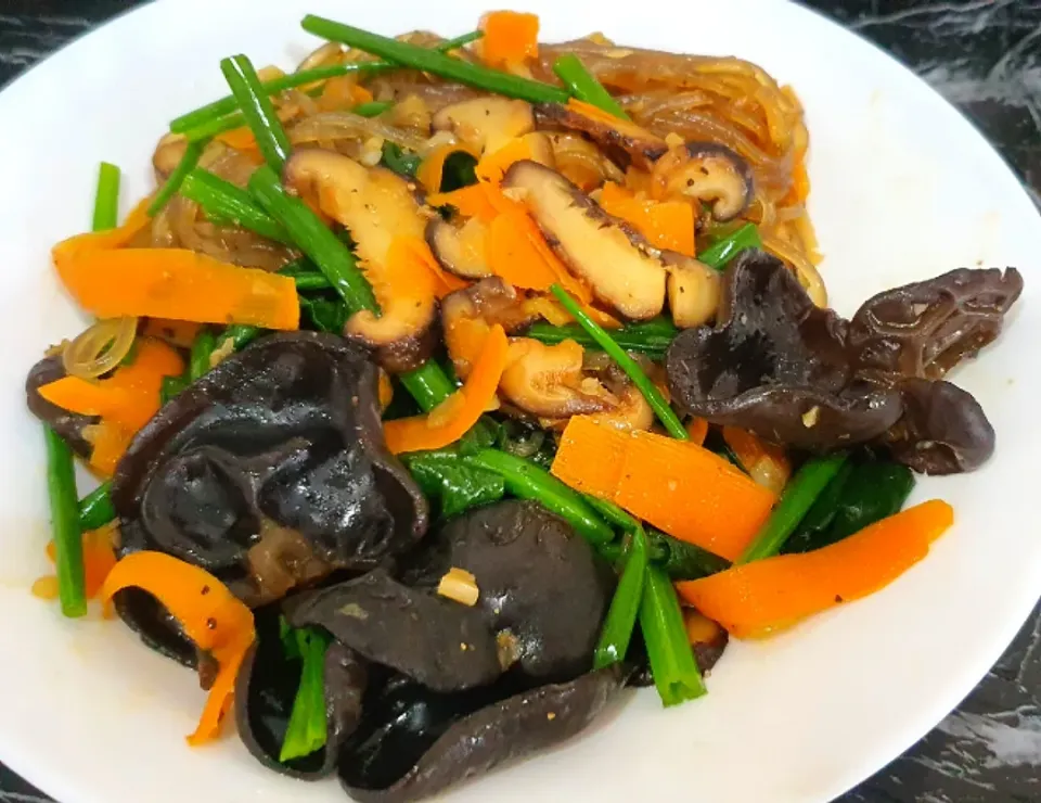 Snapdishの料理写真:Stir fry korean glass noodles with Shiitake Mushrooms, baby spinach, garlic ginger. carrot, black fungus....🤗|🌷lynnlicious🌷さん