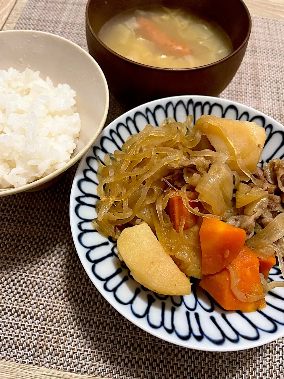 Snapdishの料理写真:今日の夜ごはん~肉じゃがと具沢山味噌汁~|ゆかｕさん