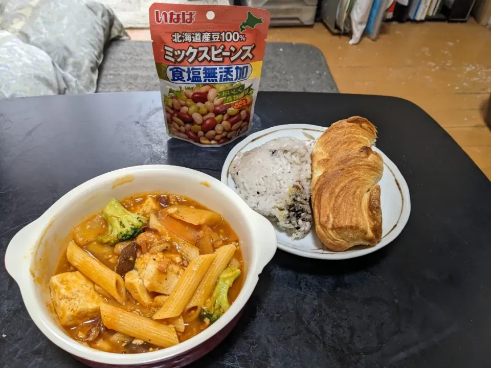 Snapdishの料理写真:夜勤明けは常備しているミックスビーンズと木綿豆腐と野菜でトマト風味シチューをデニッシュパン&ライスでした|Tarou  Masayukiさん