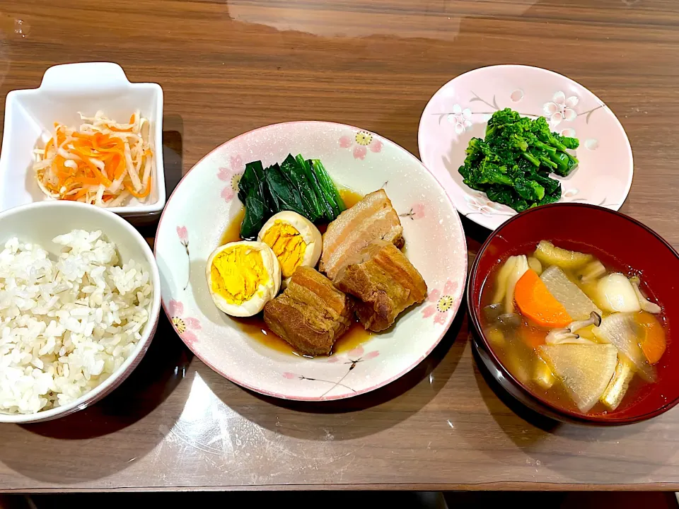 Snapdishの料理写真:豚の角煮　餅入りけんちん汁　菜の花のからし和え　胡麻入り紅白なます|おさむん17さん