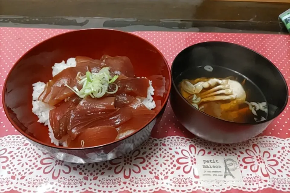 まぐろの漬丼とワタリガニの味噌汁|kamekameさん