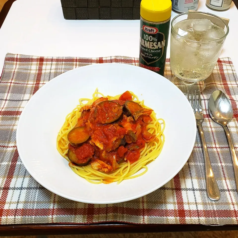 Snapdishの料理写真:ひとり暮らしの夜ご飯
なすとサバのトマトパスタ|keeijnsさん