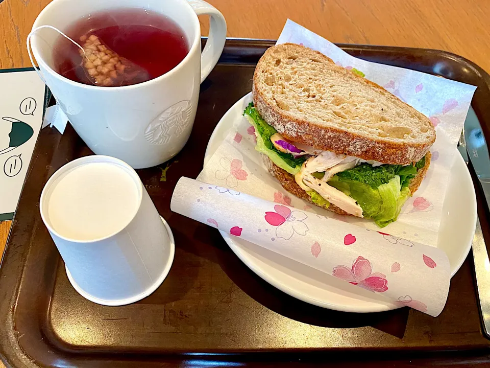 Snapdishの料理写真:スターバックスでモーニング🫖#ユースベリーティー&石窯カンパーニュ|Hi-Niさん