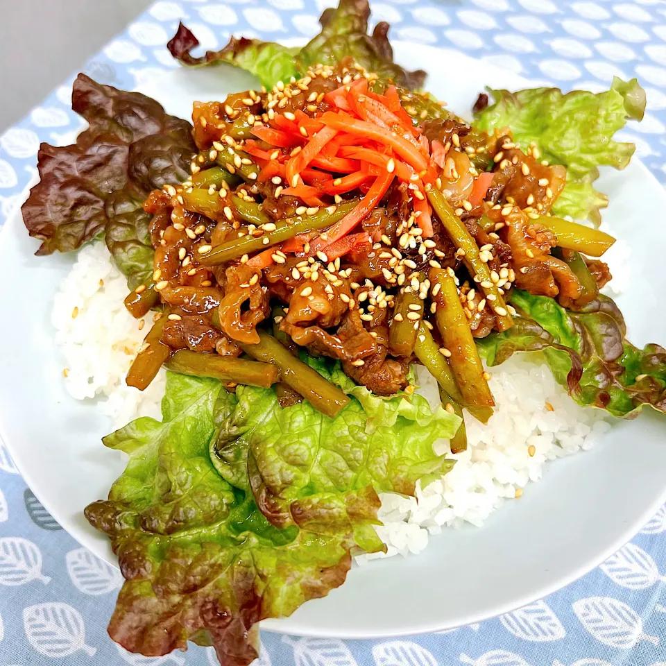 スタミナ満点！にんにくの芽炒め丼|まめもにおさん