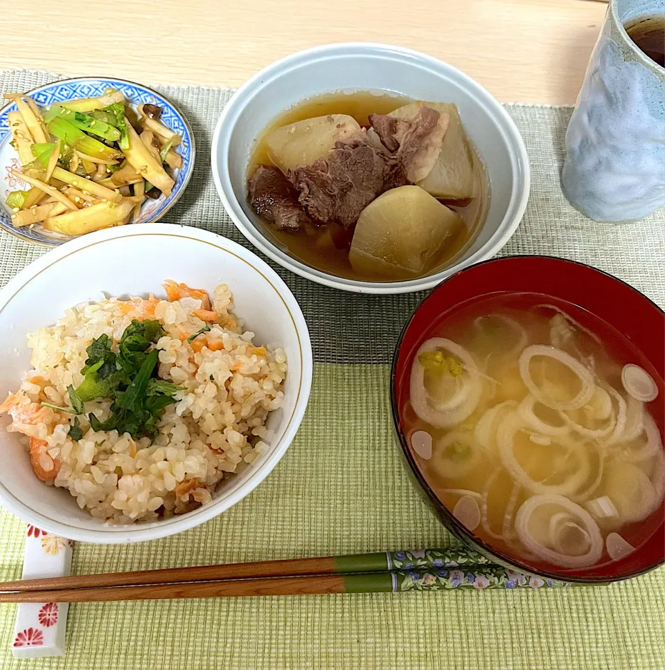 自炊　炊き込みご飯　大根と牛肉の煮物　ネギの味噌汁　大根の皮のきんぴら|みんさん