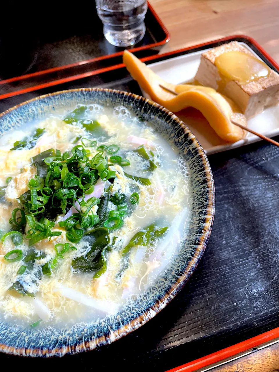 とき卵わかめうどんとおでん🍢|おかちさん