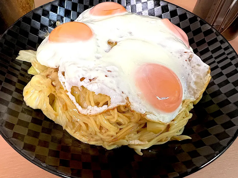 うちの焼きラーメン　目玉焼きトッピング|さくたろうさん