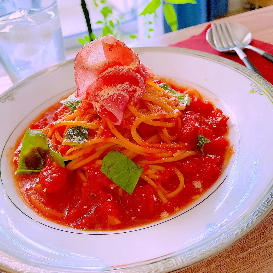 Snapdishの料理写真:🍝生ハムとベーコンのトマトクリームパスタ　🧛🏻‍♂️ドラキュラが食べたそうな・・（笑）😅|Sの食卓さん