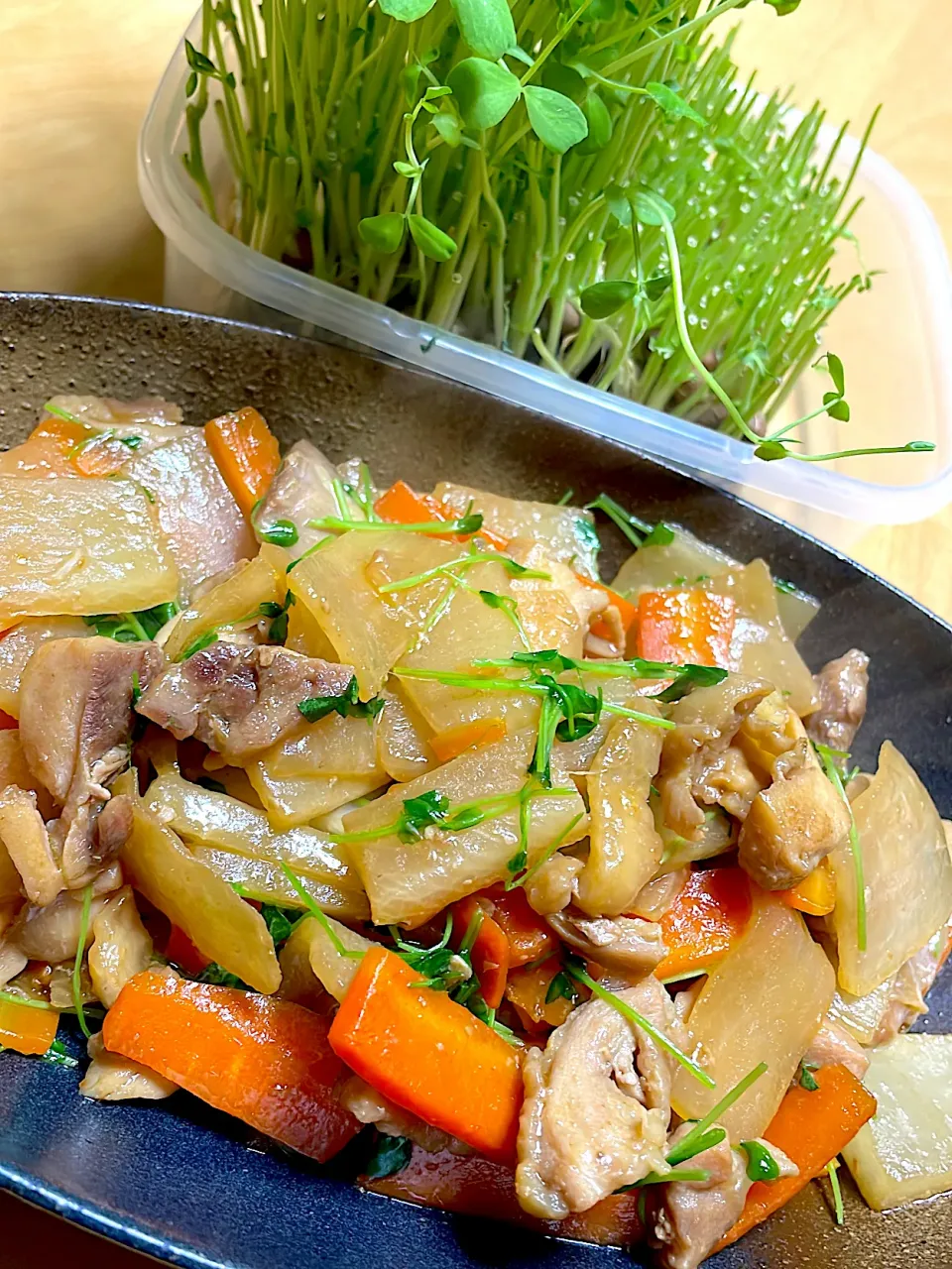 鶏肉と大根のかんたん酢炒め！彩りに豆苗入れて見ました。|abekoさん