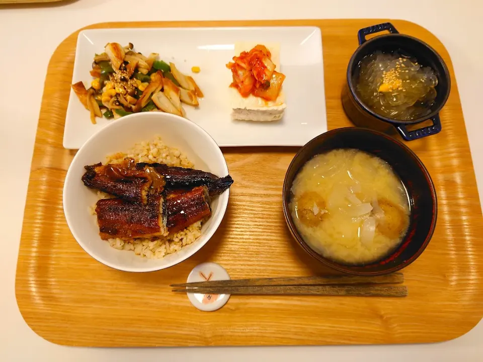 今日の夕食　鰻丼、ピーマンとちくわのめんつゆ炒め、キムチのせ冷奴、ところてん、玄米、じゃがいもと玉ねぎの味噌汁|pinknari🐰🌈さん