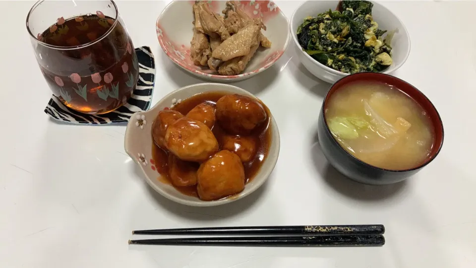 Snapdishの料理写真:作り置きで晩御飯☆おからチキンボールのケチャップ甘酢あん☆ほうれん草の卵炒め☆手羽中の酸っぱ煮☆みそ汁（キャベツ・大根・揚げ）今日は朝から通院日。家出る頃に寒いなーって外みたら雪(T ^ T)|Saharaさん