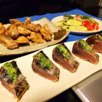 おつまみアラカルトで、鶏と鰹の炙り焼き