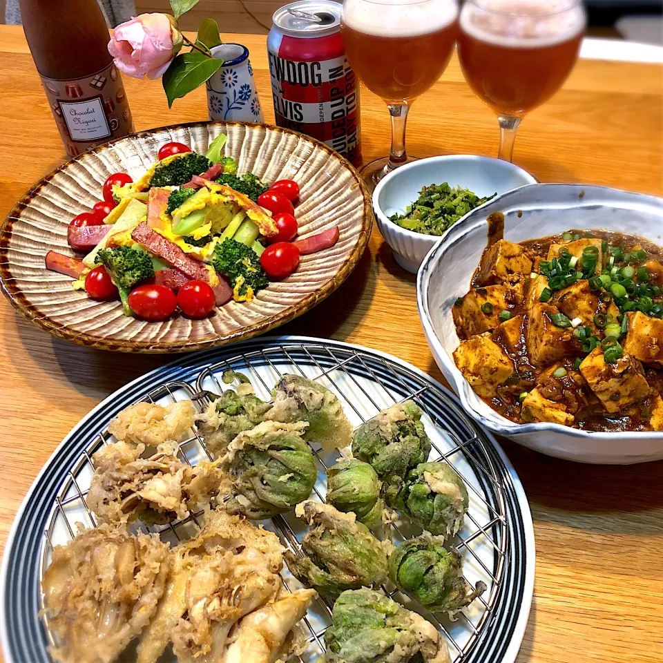 Snapdishの料理写真:天ぷら（蕗の薹・舞茸）　麻婆豆腐　ハムとブロッコリーの卵とじ|じゅんさんさん