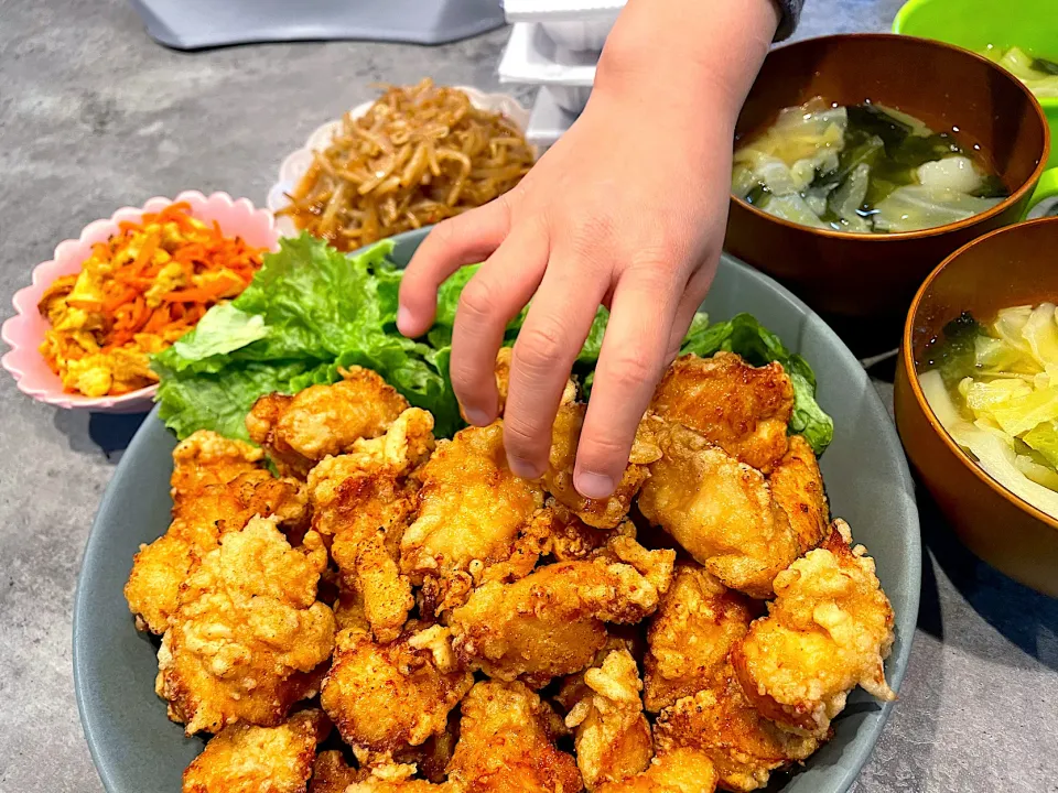 ●唐揚げ●ピリ辛もやし●にんじんしりしり●キャベツとじゃがいものお味噌汁|SAKI🖤✨さん