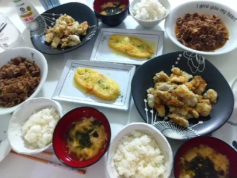 夕食(*^^*)
牛丼←子供達が丼にするの拒否したので丼にしないで牛丼の具とごはん別笑
カラスカレイバター焼
里芋カリカリチーズ焼き
お味噌汁(卵、豆腐、海苔フレーク)|プリン☆さん