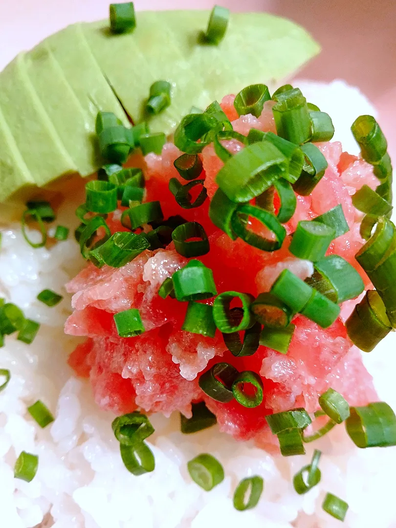 ネギトロ丼 アボカド添え|めぐさん