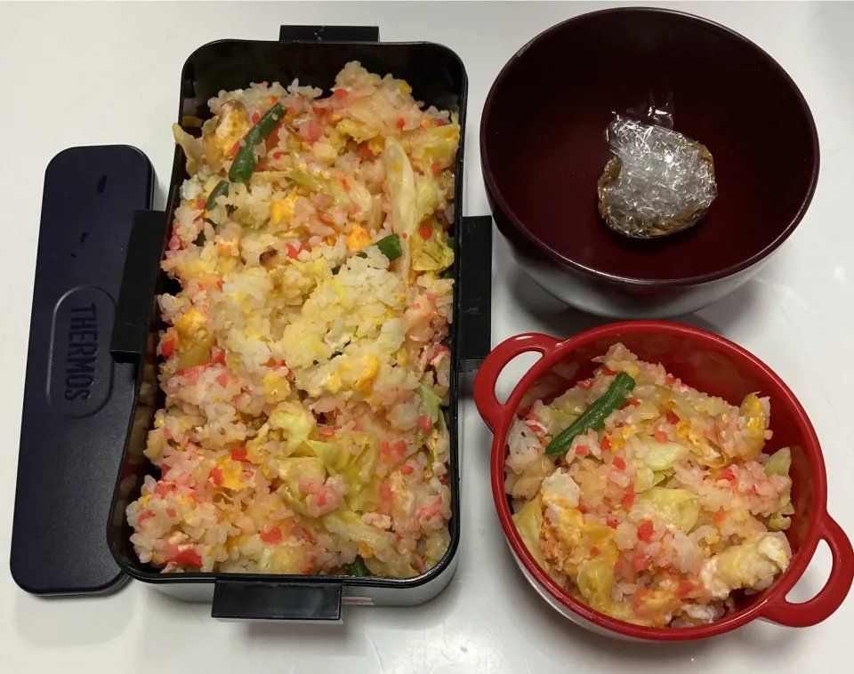 Snapdishの料理写真:パパ弁＆母弁。パパ弁☆炒飯＆みそ玉。母弁☆残りの炒飯。|Saharaさん